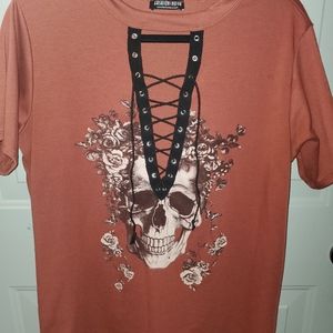 Fashion Nova Tee with a Skull in the front.